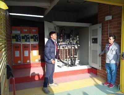 Subestación eléctrica y equipos técnicos en obra institucional